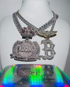 Fabriqué en or blanc et jaune, ce pendentif en diamant hiphop personnalisé respire la mode avec des diamants de labgrown éblouissants - Product Image 1
