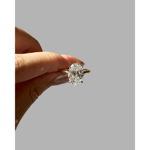 Anillo de Compromiso con Diamante Cultivado en Laboratorio de Corte Ovalado de 4.03 Ct, Certificado IGI, VS1, con Halo Oculto, Oro de 14K de Dos Tonos, Estilo Elegante - Product Image 5