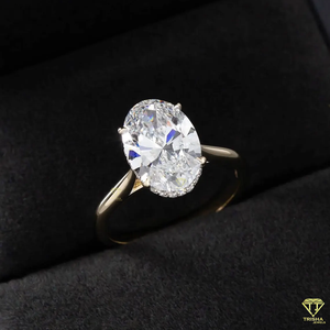 Elegante juego de anillos de compromiso chapados en oro de 14 quilates con diamante central ovalado y banda de diamantes a juego, regalo de joyería de boda clásico - Product Image 2