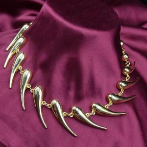 Collier de haute qualité au look charmant et au ton or, collection pour femmes et filles, à porter pour les mariages, les fêtes et les occasions décontractées - Product Image 1