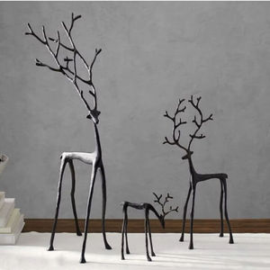 Centre de table de renne en métal de charme parfait pour les réunions de famille, les repas de vacances et les espaces de célébration - Product Image 1