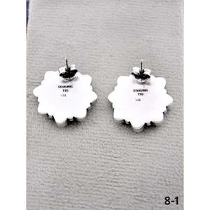 Pendientes de tuerca estilo Suroeste con lapislázuli y turquesa Kingman, con engaste de bisel con patrón floral y postes de plata de ley, ideales para regalo. - Product Image 4