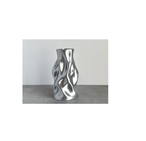 Vase à fleurs en métal au design premium sur le thème vintage pour une utilisation de centre de table avec un attrait élégant pour les mariages et les intérieurs - Product Image 1