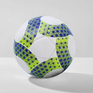 Ballon de football en cuir de haute qualité – Taille et logo personnalisés pour le sport et l'entraînement - Product Image 3