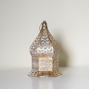 Farol de Vela de Metal Plateado Estilo Marroquí con Patrón Intrincado, Brillo Cálido, Construcción Duradera para Decoración Festiva del Hogar - Product Image 1