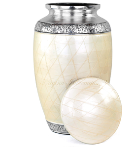 Urne funéraire simple en blanc et argent, avec bordure en relief de style vintage. Disponible au prix de gros. - Product Image 6