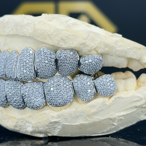 Designer élégant glacé personnalisé mens grillz fabriqués en or blanc 14kt avec des diamants moissanite vvs clarté améliorée - Product Image 2