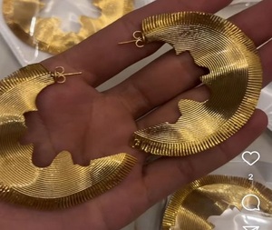 PVD ทอง18K สำหรับผู้หญิงต่างหูทองเหลืองขนาดเล็กประดับด้วยพื้นผิวพื้นผิวพื้นผิวชุบทองสำหรับผู้หญิง - Product Image 3