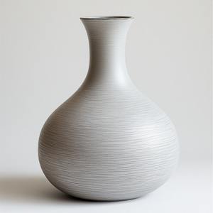 Vase décoratif en métal poli brillant parfait pour l'arrangement floral saisonnier élégant et les maisons élégantes - Product Image 3