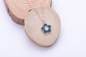 Pendentif Charme Fleur en Émail Bleu et Diamant de Laboratoire, Bijou Cadeau pour Femme, Plaqué Or Jaune/Blanc/Rose 18K et Rhodium - Product Image 2