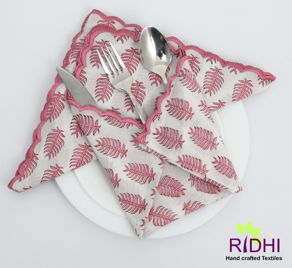 สีชมพูอมหวานแบบลูกกวาด พร้อมใบสีขาว