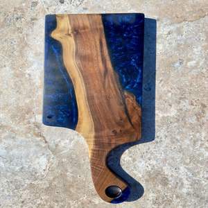 เขียงทำจากเรซินที่มีลวดลายหมุนเป็นเรซิ่นหรูหราทำด้วยมือจากไม้เนื้อแข็งเหมาะสำหรับการเตรียมอาหารและให้บริการอย่างมีสไตล์ - Product Image 1