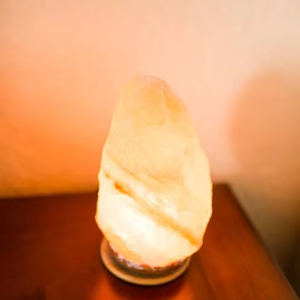 Lámpara de sal del Himalaya Rosa tallada artística con Base de madera Natural, artesanía paquistaní, acento para el hogar, estilo de amor, Feng Shui, decoración del hogar - Product Image 1