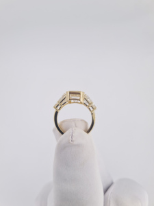 Anillo de Oro Amarillo Sólido con Diamante Cultivado en Laboratorio, Corte Esmeralda, Engaste Completo con Bisel, Piedras Laterales Trapezoidales Graduadas Escalonadas, Joyería de Tres Piedras - Product Image 5