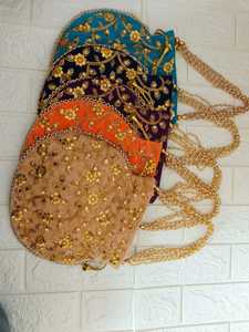 Pochette Potli brodée indienne pour femmes faveurs de mariage cadeaux de retour sacs à cordon ethniques couleurs assorties pochette à monnaie - Product Image 2