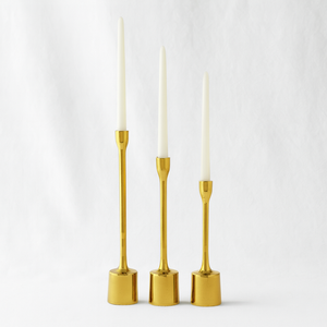 Elegante Metal Aluminio Tapper Acabado en latón Soporte de vela Diseño minimalista moderno Uso interior de Navidad - Product Image 1