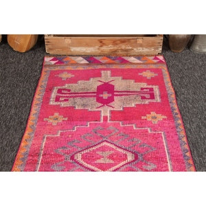 Tapis vintage Herki, tapis turc de 3,2 x 10,9 pieds, tapis géométrique rose - Product Image 2