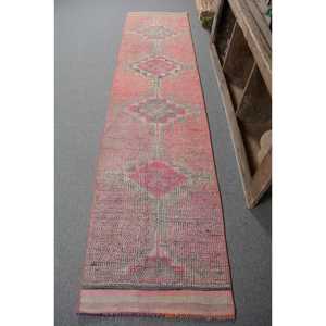 Alfombra de lana Vintage de 2,4x10 pies, rosa y Beige, hecha a mano, estilo bohemio, alfombras rectangulares de retazos turcos para respaldo de látex de cabecera - Product Image 1
