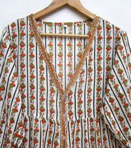 Vente en gros Robe maxi de plage ethnique bohème Robe de nuit à imprimé floral en coton indien faite à la main Peignoir Kimono Bouton Naturel - Product Image 3