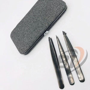 Pince à épiler cosmétique Beautivia International Black Plasma en acier inoxydable pour l'épilation des sourcils, design pointu et incliné - Product Image 6