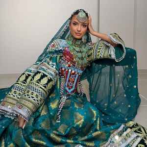 Robes traditionnelles afghanes pour femmes, broderies faites à la main, patchs et dentelle charma avec des pièces de monnaie anciennes afghanes - Product Image 5