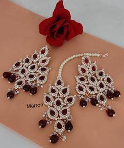 LUSTRE INDIEN ET BOUCLES D'OREILLES ARTIFICALES AVEC PERLES ET MANGTIKKA ENSEMBLE POUR FEMMES ET FILLES - Product Image 2