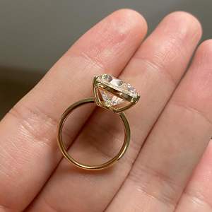 Bague de fiançailles en moissanite taille poire 10 carats Iced Jewelz, sertie en canal, or rose 14 carats plaqué platine, certifiée IGI - Product Image 4