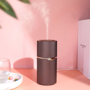 เครื่องกระจายกลิ่นอโรมาแบบพกพา พรีเมียม ปลอดสาร BPA ความจุ 100 มล. ใช้แบตเตอรี่แบบชาร์จได้  ระบบอัลตราโซนิก ใช้ในบ้าน รถยนต์  พร้อมฟังก์ชั่นเพิ่มความชื้นในอากาศ  พอร์ต USB ใช้งานได้ทั้งที่บ้านและโรงแรม - Product Image 3