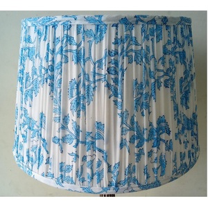 Gran oferta de lámparas de pie de mesa rojas con estampado de bloques Ikat plisado fruncido tela de mezcla de lino y algodón de seda para uso en interiores - Product Image 3