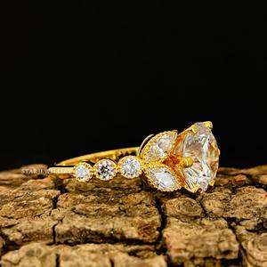 Anillo de Compromiso de Lujo Cristiano Art Deco con Diamante Solitario de Corte Brillante Redondo de 3 Ct, Certificado IGI, en Oro Sólido de 14K - Product Image 3