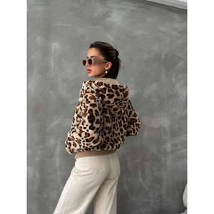 แจ็กเก็ตสตรีผ้ากำมะหยี่พิมพ์ลายเสือดาวดีไซน์หรูหราและมีสไตล์สำหรับผู้หญิงที่ใส่ใจแฟชั่น - Product Image 1