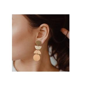 Boucles d'oreilles en laiton de haute qualité pour femmes, bijoux de mode pour les fêtes, les mariages, finition de qualité supérieure, boucles d'oreilles en laiton naturel, prix de gros - Product Image 1