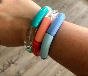 La mejor pulsera de moda de resina de calidad premium hecha a mano, exagerada, recién diseñada para uso en fiestas - Product Image 2