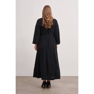 Robe noire ample et confortable avec ceinture à nouer - Product Image 6