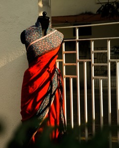 Saris de lino 100% impresos a medida bloqueados a mano para mujeres de todas las edades en diseño de hoja de helecho en color rojo y blanco vibrante - Product Image 4