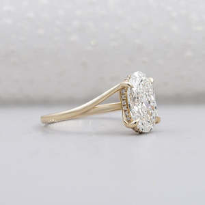 Anillo de Diamantes de Corte Ovalado con Halo Oculto en Oro Amarillo - Product Image 2