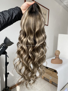 Perruque brésilienne Remy ondulée à balayage ombré cheveux humains racines marron moyen à brun <span class=keywords><strong>doré</strong></span> avec <span class=keywords><strong>blond</strong></span> <span class=keywords><strong>foncé</strong></span> et ondulés - Product Image 3