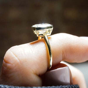Bague de fiançailles en or jaune certifiée IGI, taille coussin allongée avec diamant solitaire serti clos - Product Image 5