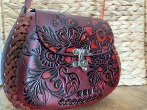 Sac à bandoulière léger en cuir véritable 100% fait main, dernière collection 2026, avec motif floral sculpté, style bohème, sac à rabat pour l'été - Product Image 3