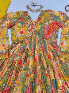 Última Moda en Ropa de Fiesta, Tela Muselina con Estampado Digital y Trabajo a Mano, Top y Pantalón con Dupatta de Encaje a Precio de Mayoreo - Product Image 4