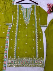 Nouveau tissu en soie de Collection Designer avec haut de travail de séquence de broderie lourde et ensemble Dupatta entièrement cousu prêt à porter - Product Image 3