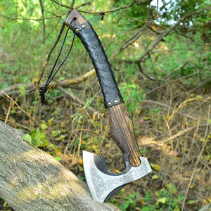 Hache viking artisanale de qualité industrielle en acier à haute teneur en carbone avec étui en cuir pour le camping, l'utilisation quotidienne en plein air et la survie - Product Image 6