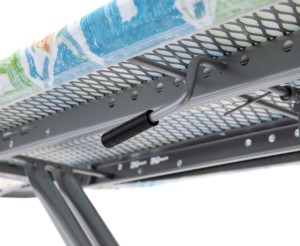 Planche à repasser pliante DAISY avec support de sécurité réglable en plastique et tissu comprend une housse de planche à repasser pour les voyages ménagers - Product Image 3