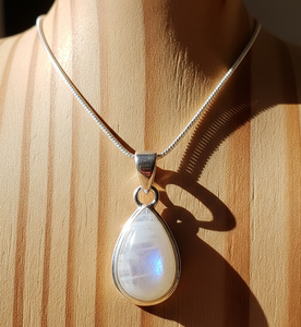 Pendentif en argent sterling 925 de style bohème qualité naturelle pierre de lune bleue pierres de cristal de guérison 18K réglage de la lunette forme de goutte - Product Image 5