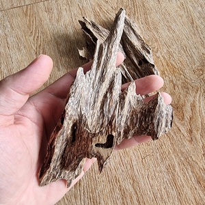 High Quality a Guide to Identifying <b>Agarwood</b> Wood Material - Product Image 3