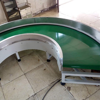 Bande transporteuse en PVC de qualité alimentaire personnalisée, 90/180 degrés, vitesse réglable, pour le traitement des fruits, légumes et fruits de mer, garantie 1 an