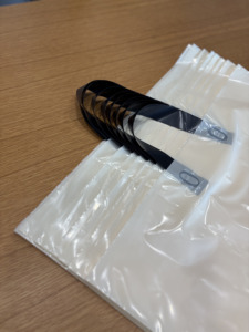 Sacs de courses en plastique HDPE imprimés sur mesure avec poignée, sacs de transport jetables non renforcés pour supermarchés et commerces de détail, sacs d'emballage - Product Image 4