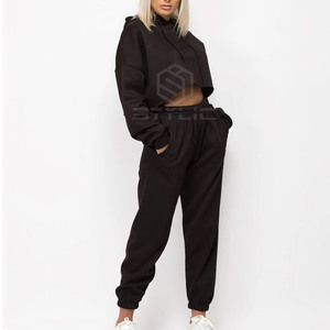 Conception personnalisée pour l'extérieur Ensemble de sweats à capuche courts pour femmes Ensemble de sweats à capuche courts confortables et de couleur unie - Product Image 2