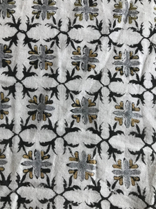 ผ้าฝ้ายพิมพ์ลายด้วยมือ ลายดอกไม้เรขาคณิตสีดำและสีเทา พร้อมลายสีมัสตาร์ด - Product Image 3
