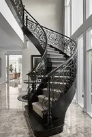 Escalier en colimaçon avec marches en bois courbées, balustrade en verre, escalier en bois de hêtre, marches en chêne américain, escalier en carrelage, escalier intérieur